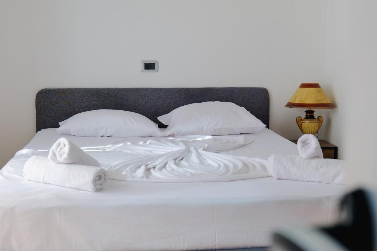 Hotel Leon Sarandë Esterno foto